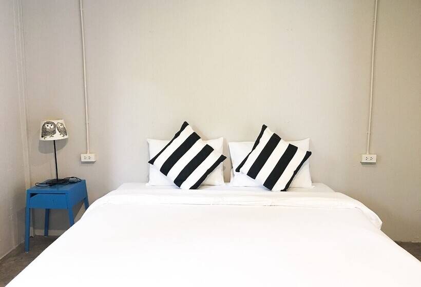 غرفة قياسية, Nokhook House