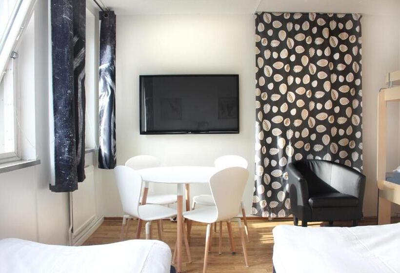 Standard Neljän Hengen Huone Jaettu Kylpyhuone, Drottninggatans Vandrarhem