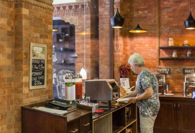 اتاق لوکس خانوادگی, Dahlia Boutique