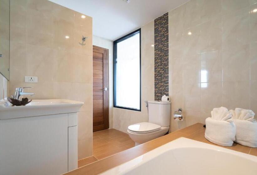 발코니가 있는 스위트, Paripas Patong Resort Sha Extra Plus