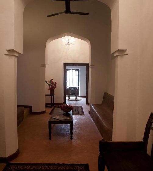 标准间, Hiliki House