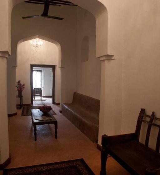 标准间, Hiliki House