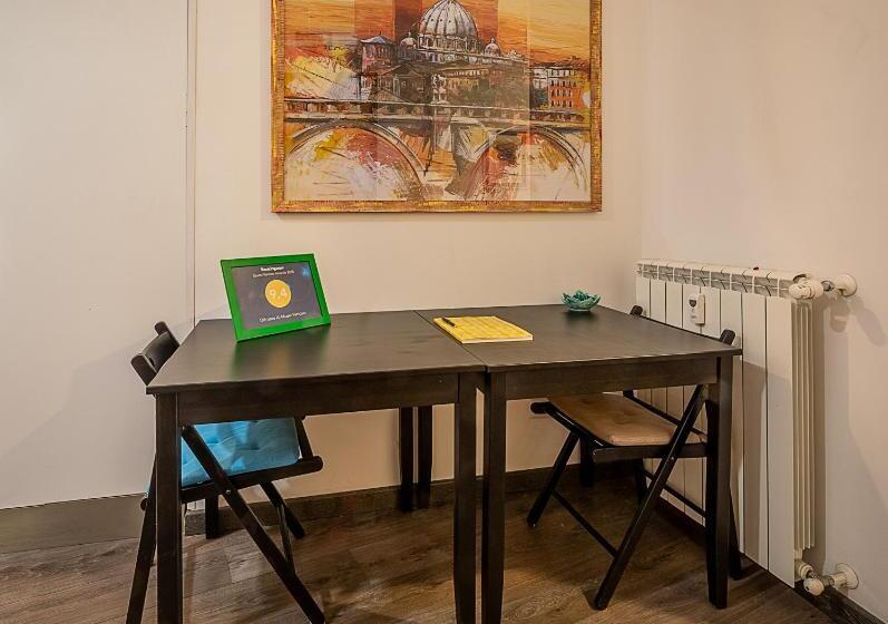 חדר סטנדרט לשלושה, Difronte Ai Musei Vaticani