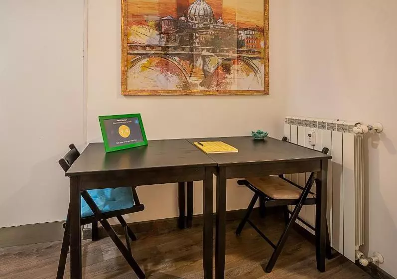 اتاق استاندارد سه نفره, Difronte Ai Musei Vaticani