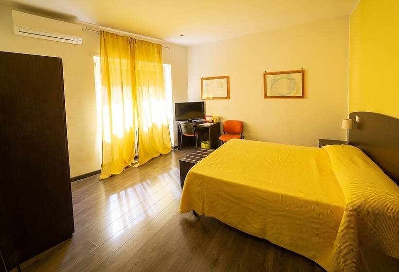 חדר סטנדרט לשלושה, Difronte Ai Musei Vaticani