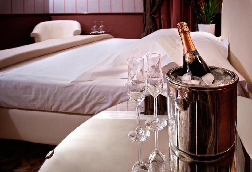 آپارتمان یک خوابه با دری مشترک که هال را جدا می کند., Residenza Borsari