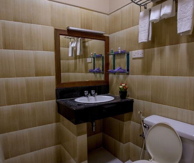 اتاق خانوادگی, Kyi Tin