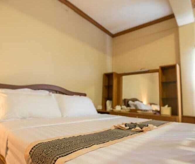 اتاق خانوادگی, Kyi Tin