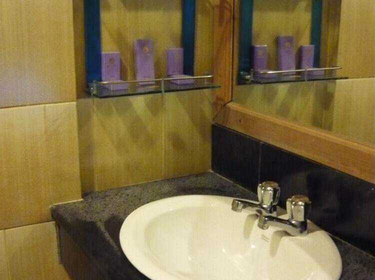 اتاق سوپریور, Kyi Tin