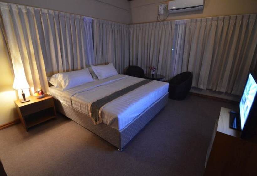 اتاق سوپریور, Kyi Tin