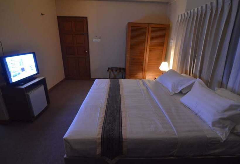 اتاق سوپریور, Kyi Tin