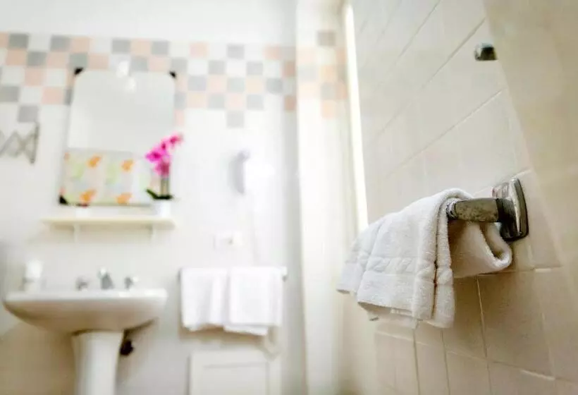 Habitació Triple Estàndard, Montecodeno