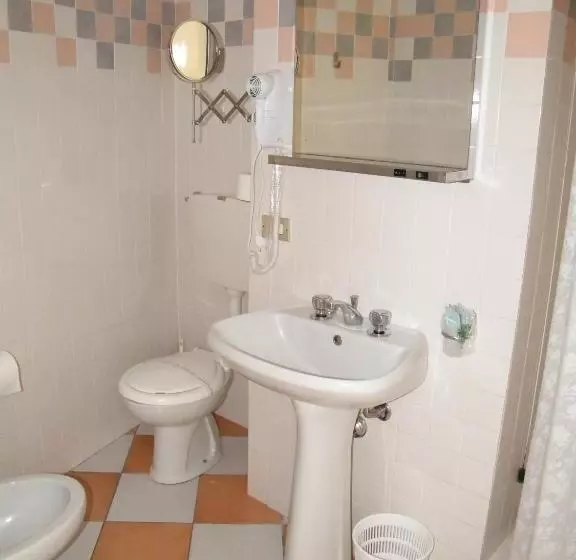 Habitació Triple Estàndard, Montecodeno
