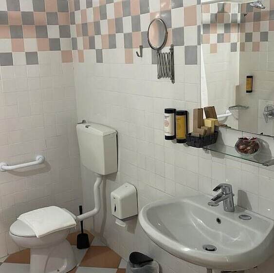 חדר סטנדרט לשלושה, Montecodeno