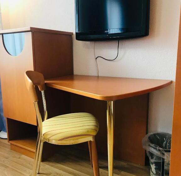 Economy Triple Room, Parkhotel Bellevue Lenk