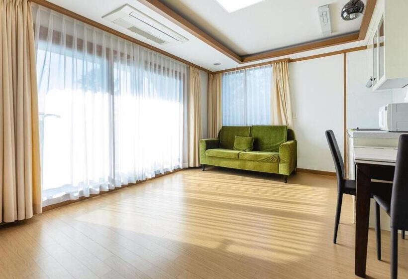 غرفة ديلوكس مطلّة علي البحر مزوَّدة بشُرفة, The Bay Jeju Resort