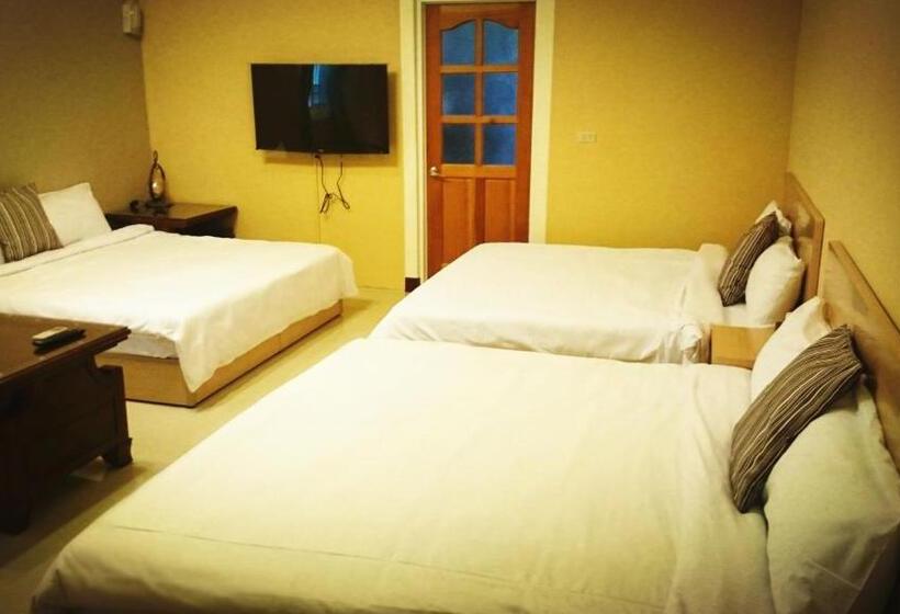 اتاق خانوادگی, Camellia B&b