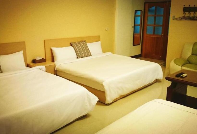 اتاق خانوادگی, Camellia B&b