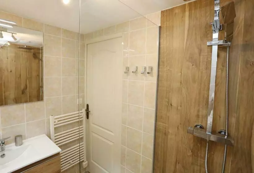 Standard Neljän Hengen Huone, Maison D Hôtes Et Roulotte Le 6 Bis