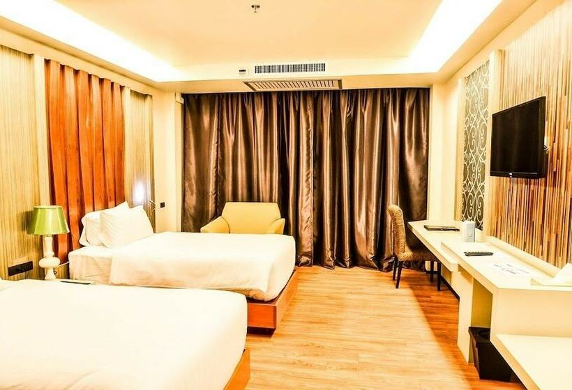 חדר דלוקס, Alvarez