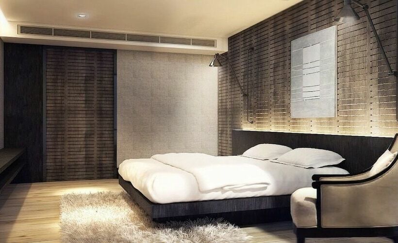 חדר דלוקס, Alvarez