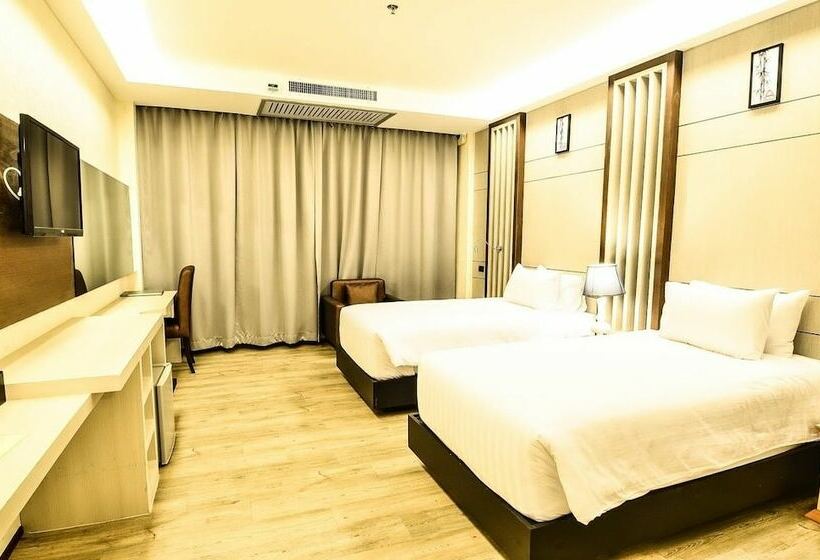 חדר דלוקס, Alvarez