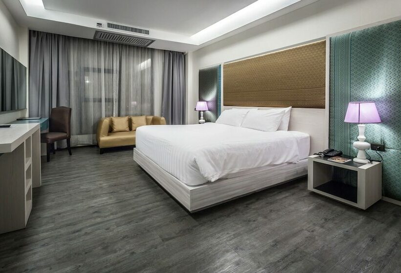 חדר דלוקס, Alvarez