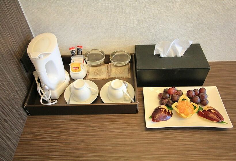 חדר דלוקס, Alvarez