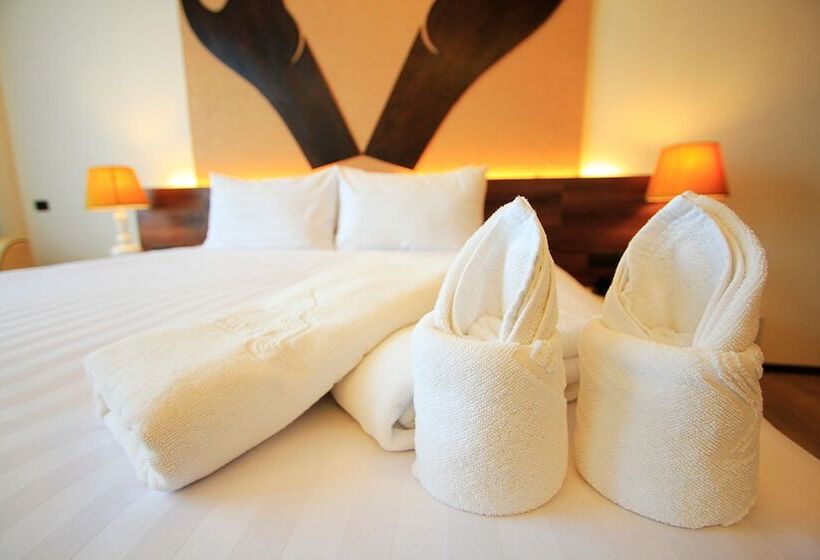 חדר דלוקס, Alvarez