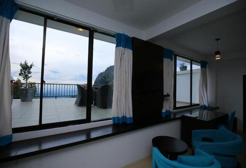 غرفة ديلوكس ثلاثية, The Pinnacle Ella