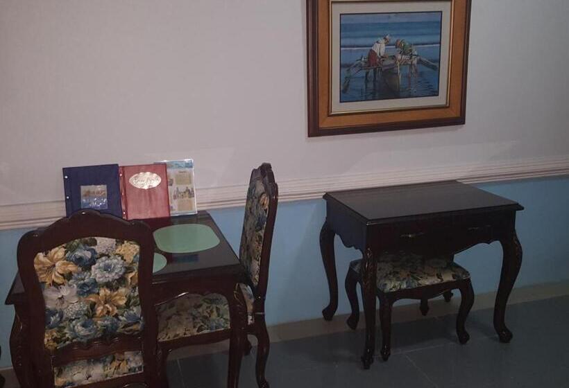 غرفة تنفيذية, Kokomos Suites