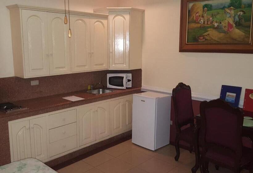 غرفة تنفيذية, Kokomos Suites