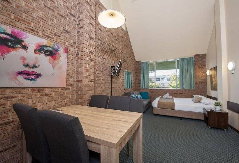 Семейный Номер, 23 At The Gables