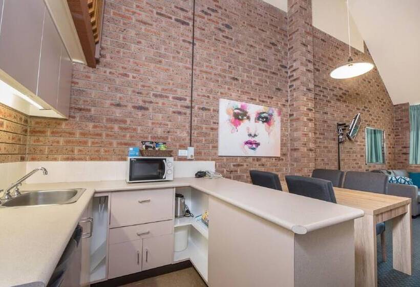 Семейный Номер, 23 At The Gables