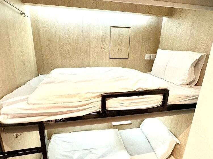 تختخواب در اتاق مشترک, The Room @ Bugis