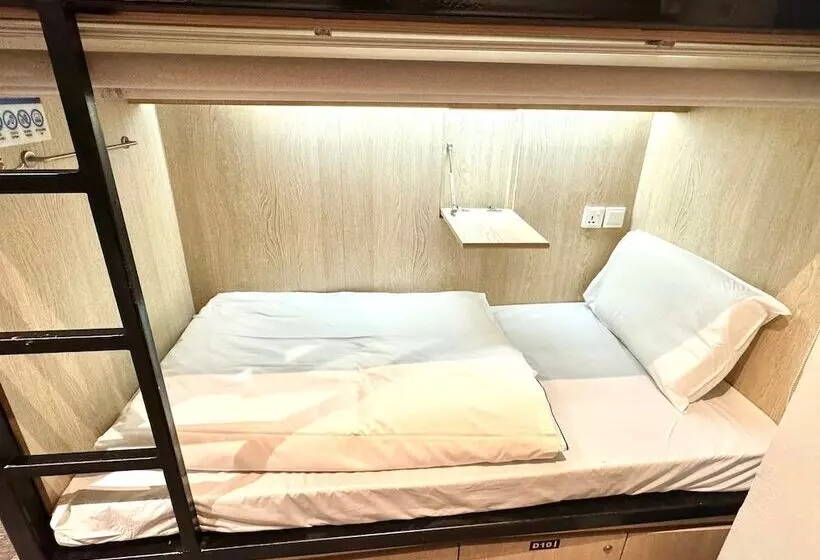 تختخواب در اتاق مشترک, The Room @ Bugis