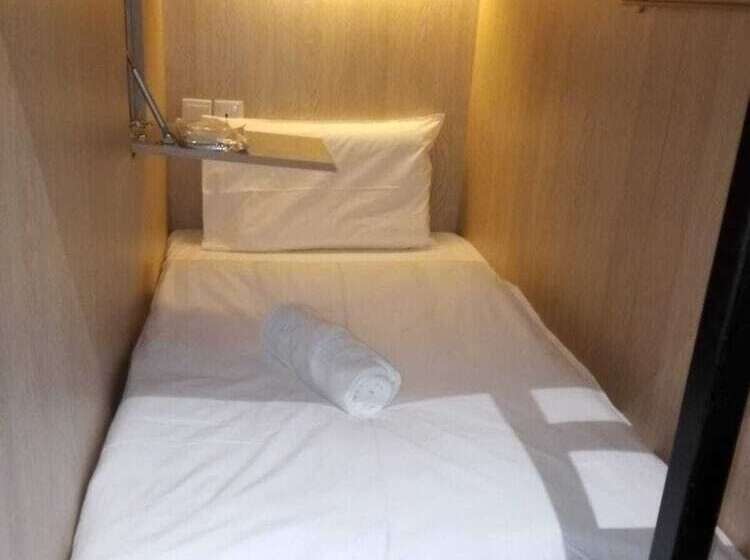 تختخواب در اتاق مشترک, The Room @ Bugis