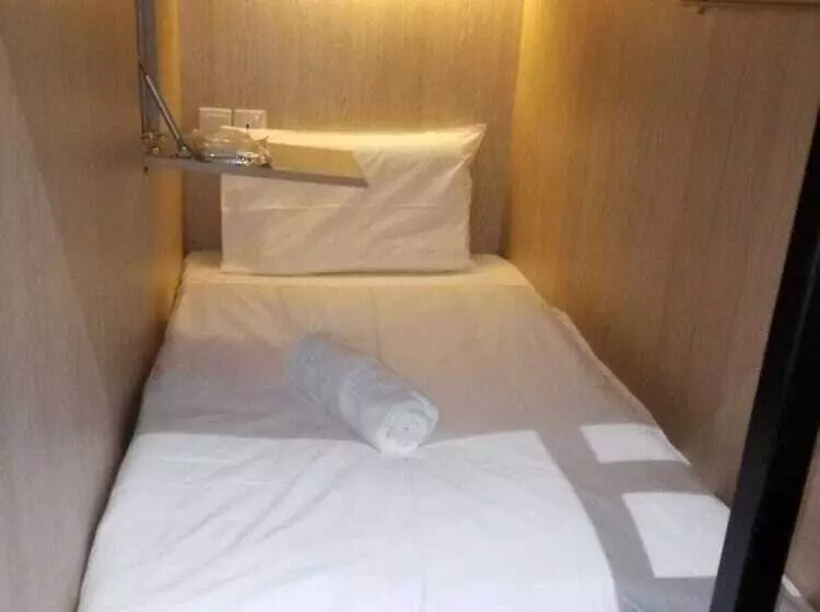 تختخواب در اتاق مشترک, The Room @ Bugis