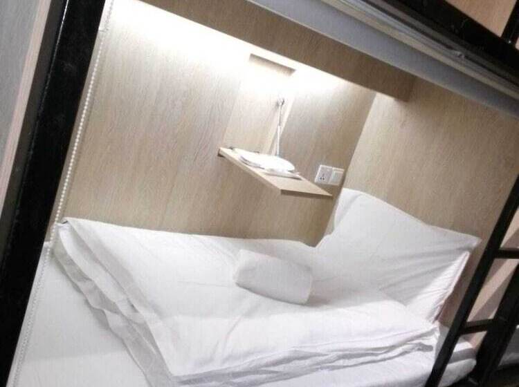 تختخواب در اتاق مشترک, The Room @ Bugis