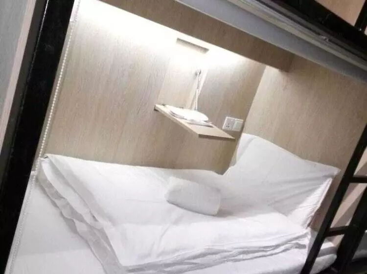 تختخواب در اتاق مشترک, The Room @ Bugis
