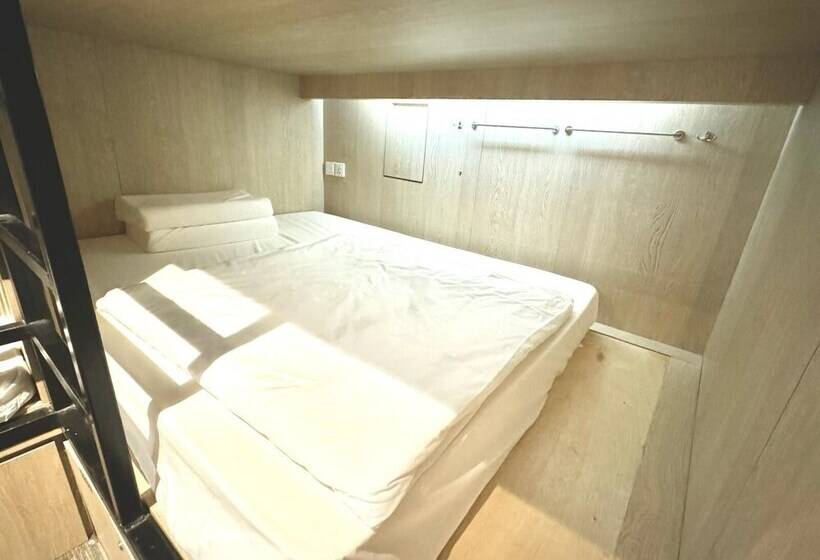 تختخواب در اتاق مشترک, The Room @ Bugis