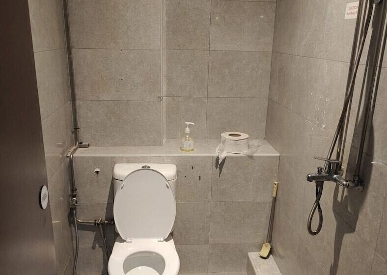 تختخواب در اتاق مشترک, The Room @ Bugis