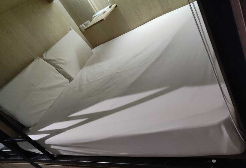 تختخواب در اتاق مشترک, The Room @ Bugis