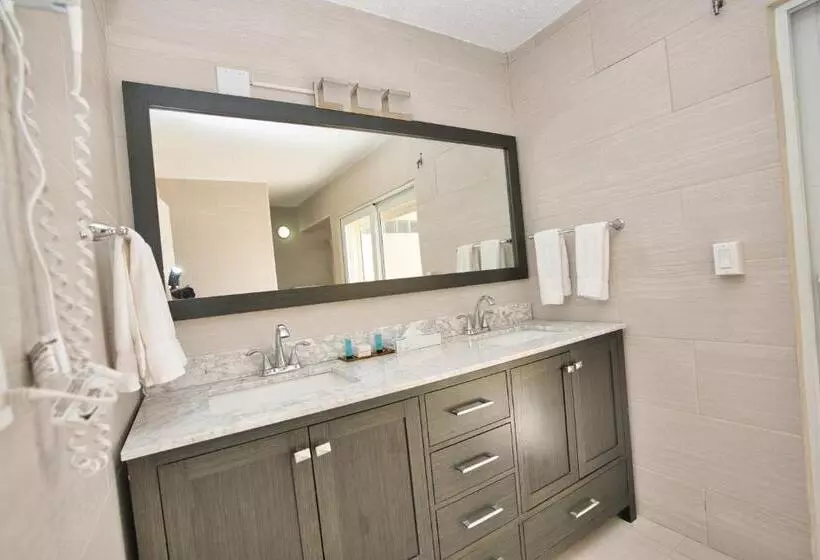 1 Bedroom Penthouse Apartment, Horizon View Beach