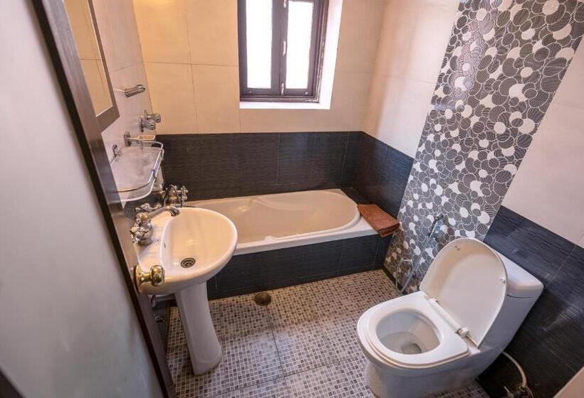 اتاق لوکس, Ganesh Himal