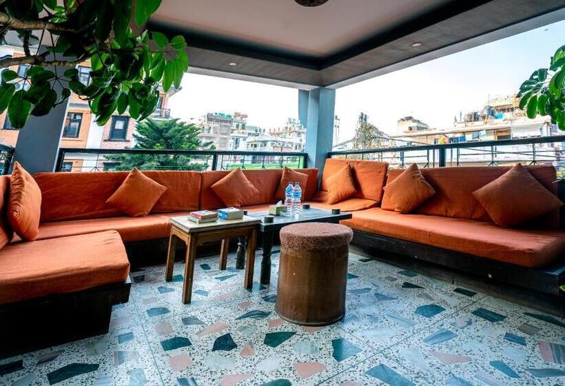 اتاق اکونومی, Ganesh Himal