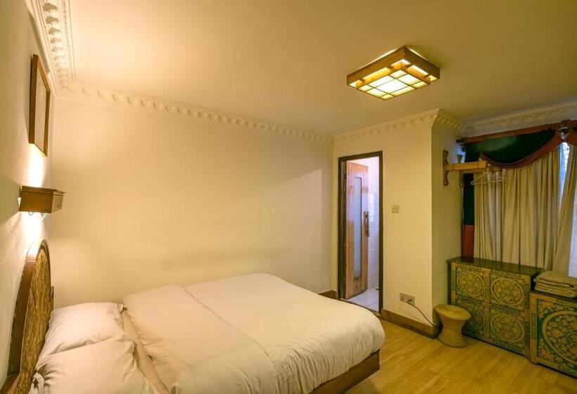 اتاق اکونومی, Ganesh Himal