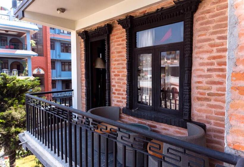 اتاق لوکس خانوادگی, Ganesh Himal