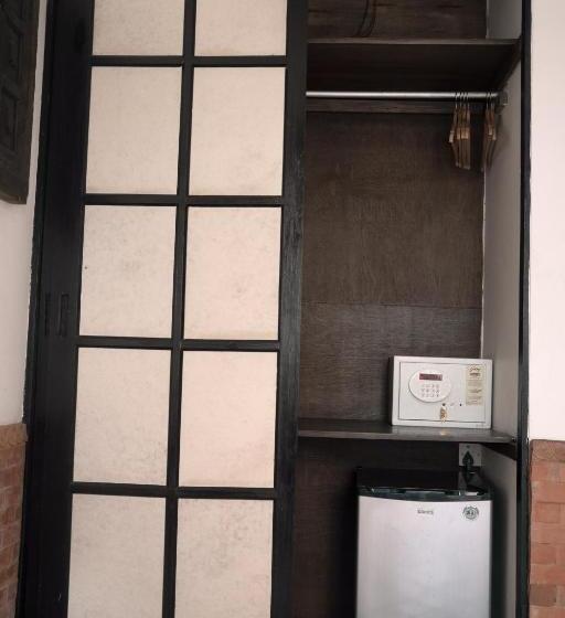 اتاق لوکس خانوادگی, Ganesh Himal