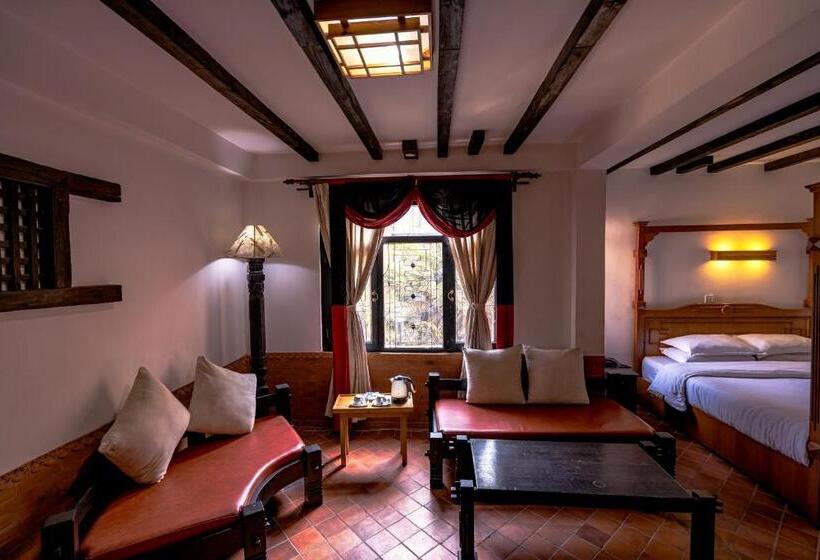 اتاق لوکس خانوادگی, Ganesh Himal